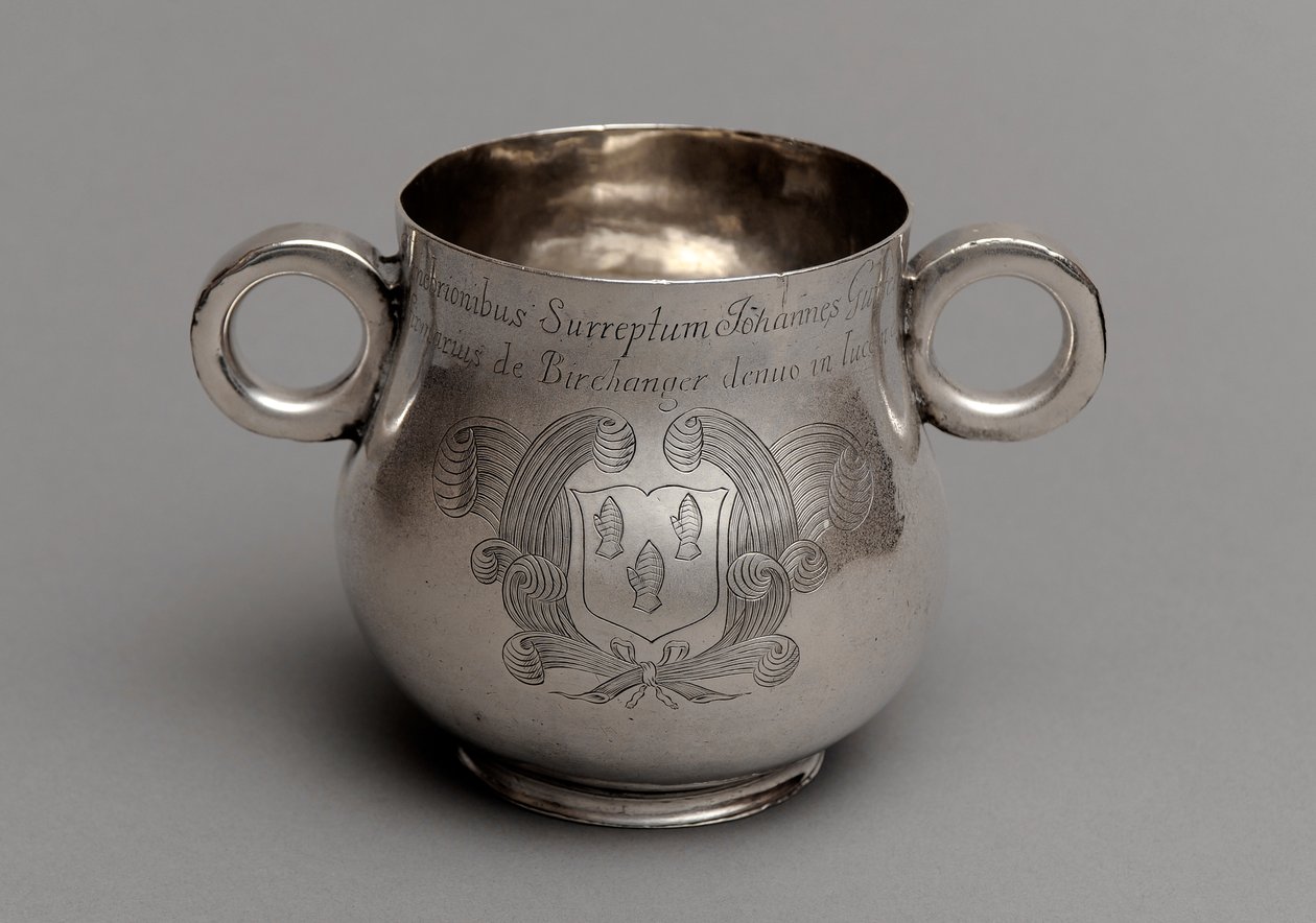 Kopper med stor mage og tykk støpt kantbunn, og et par okseøyehåndtak, 1675 (sølv) av English School