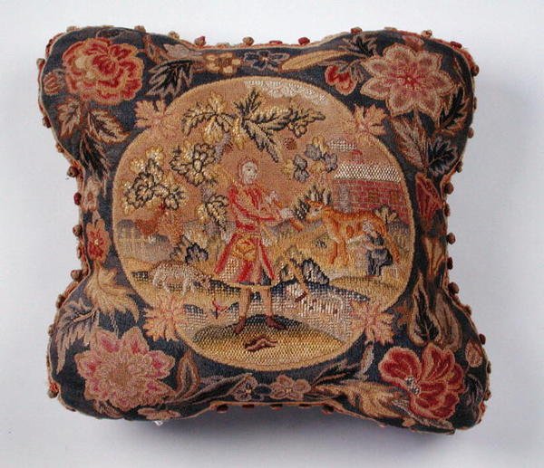 Pute, brodert i petit point, som viser en hyrde i et landskap (tekstil) av English School