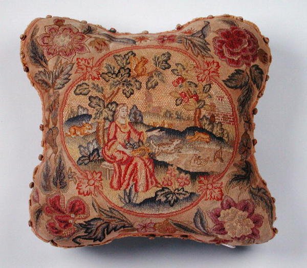 Pute, brodert i petit point, som viser en kvinne i et landskap (tekstil) av English School