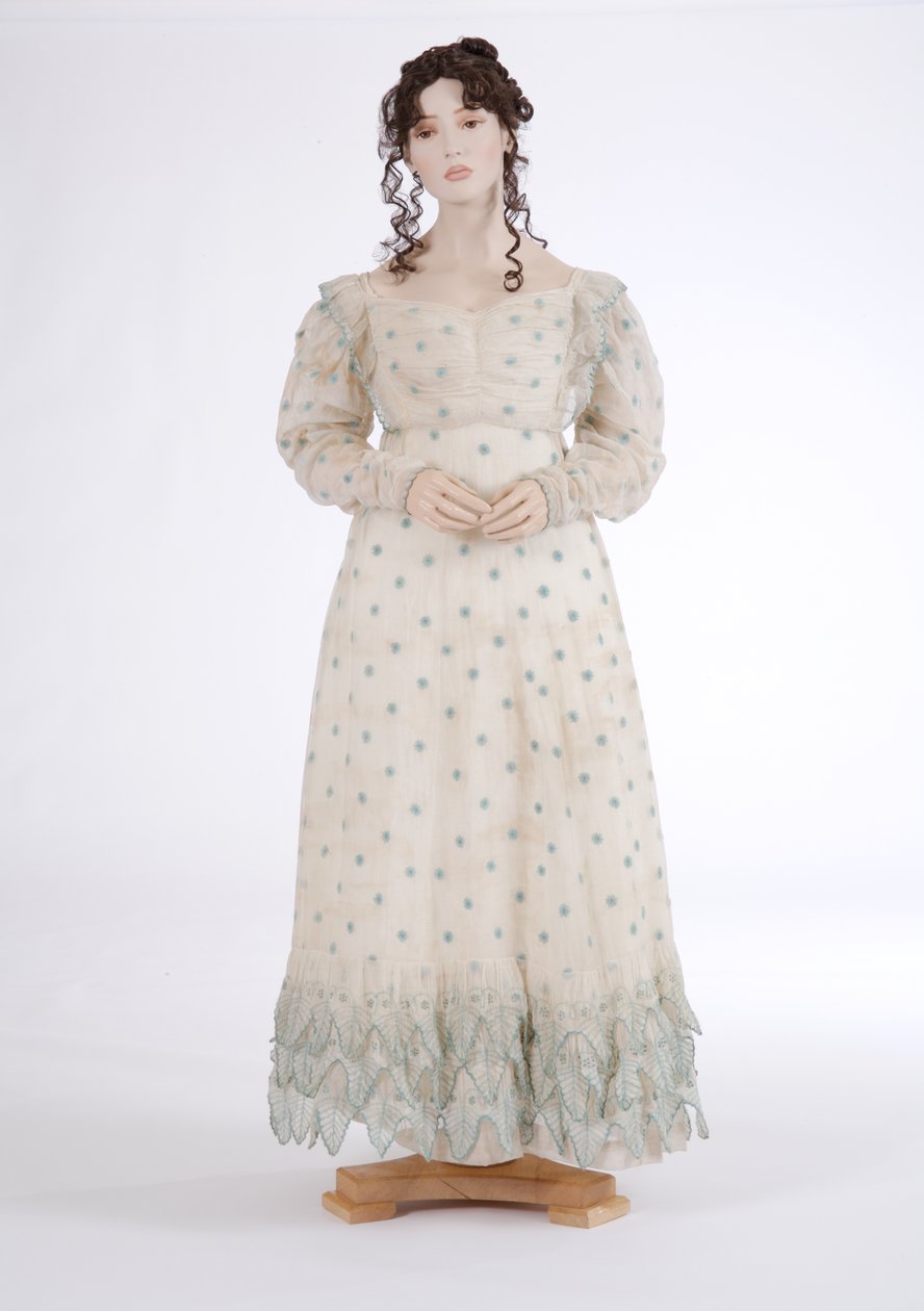Dagskjole, ca. 1815 (bomullsmuslin brodert med blå ull) av English School
