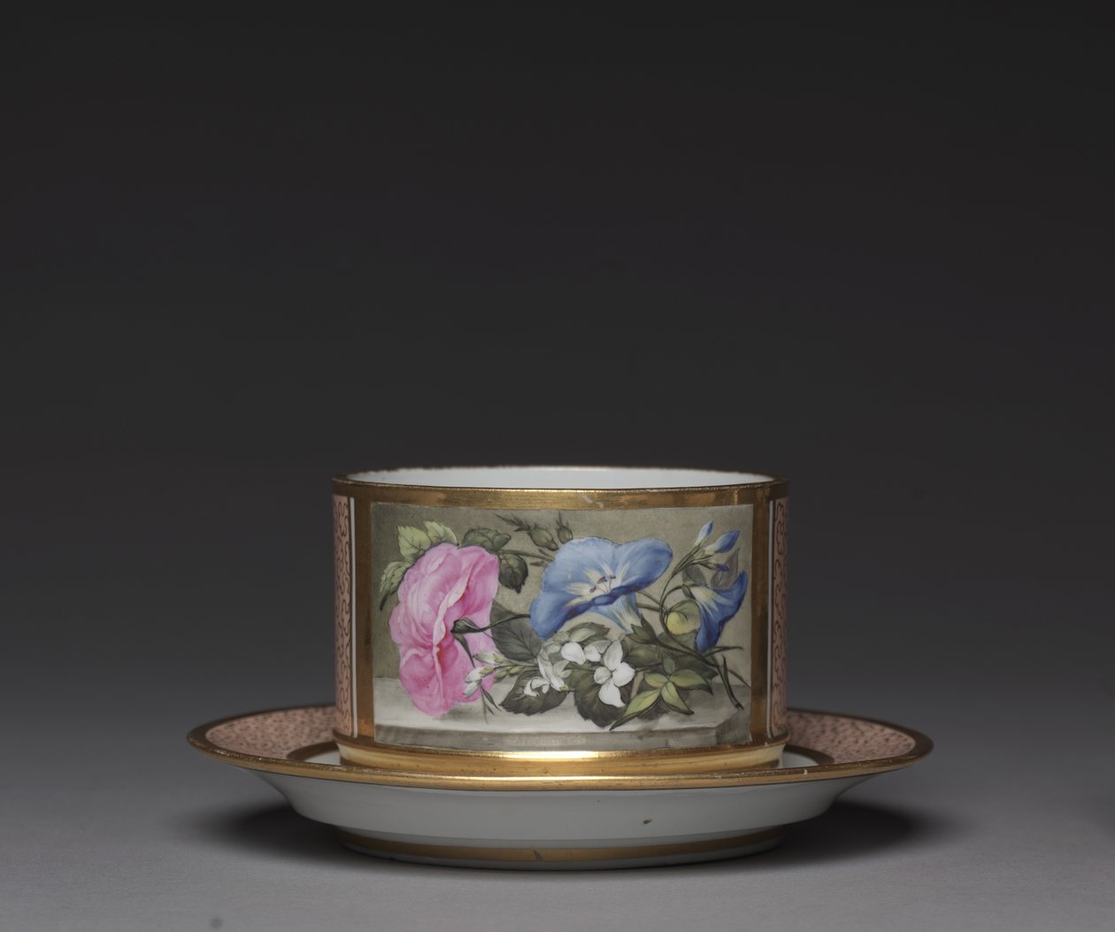 Fat, laget av Worcester Porcelain Factory, ca. 1810 av English School