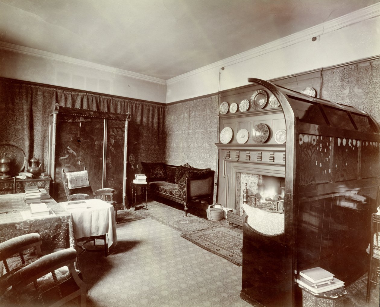 Salong, Kelmscott House, London, 1896 av English School