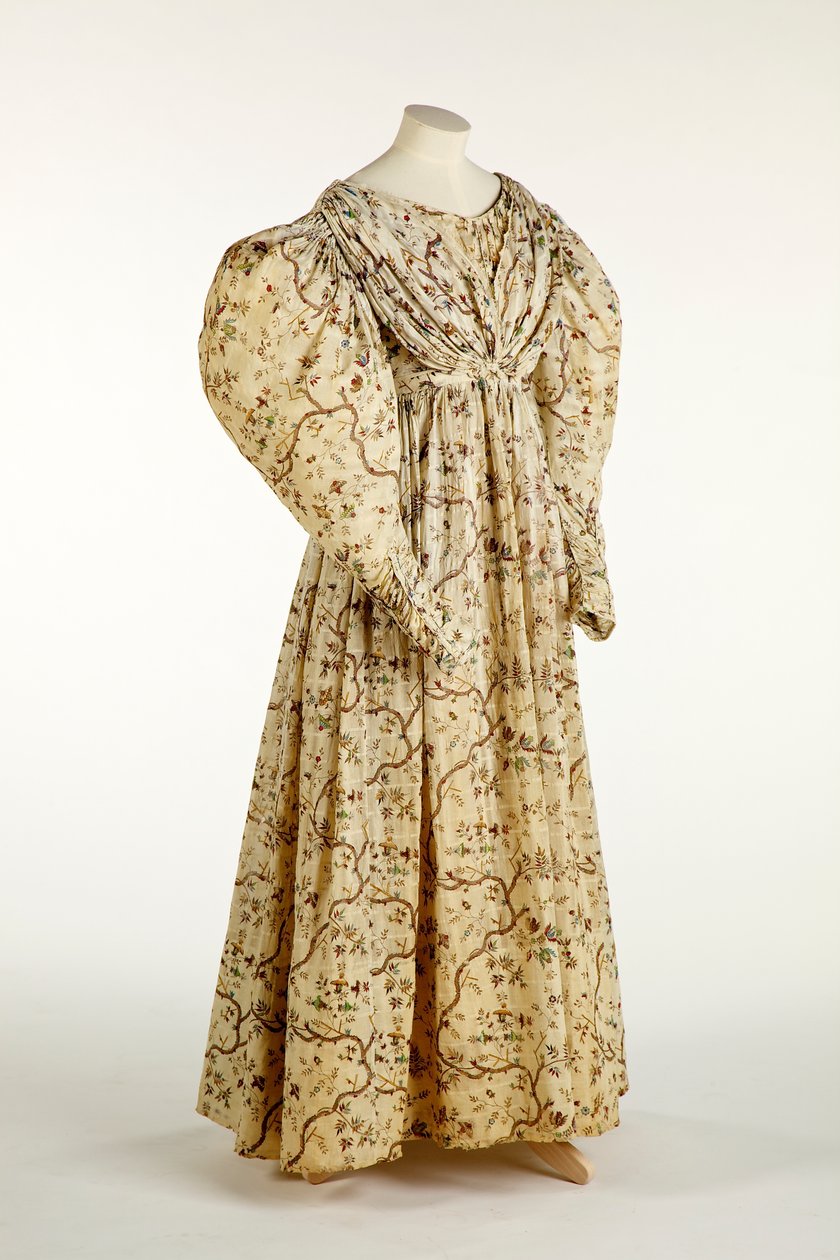 Kjole trykket med blomster- og grendesign på kremvevd stoff med rutemønster i vevingen, ca. 1830-35 (bomull) av English School