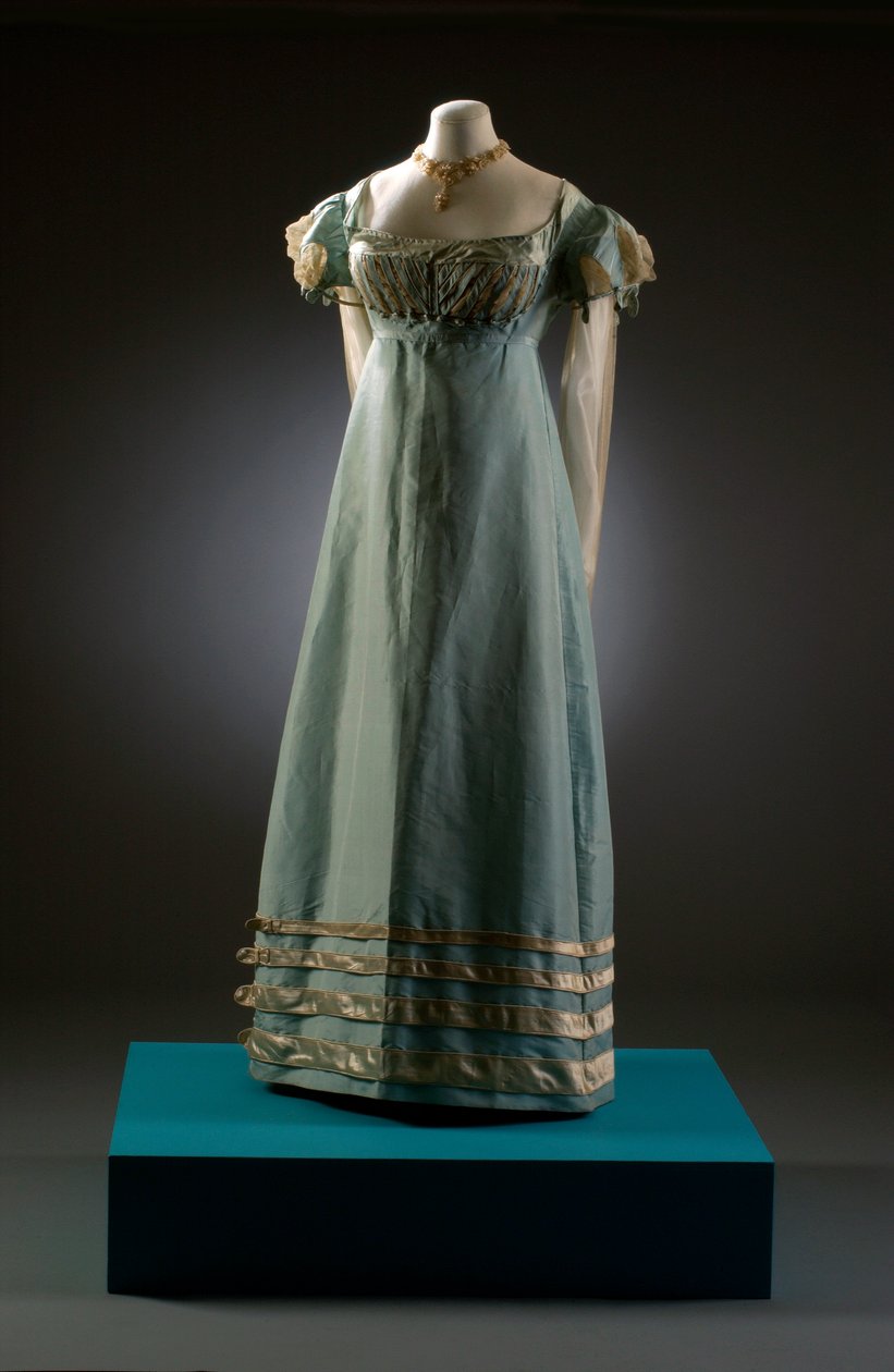 Andeegg blå aftenkjole med kremermer, vist her med perlesmykker, ca. 1819 (silke og blonder) av English School