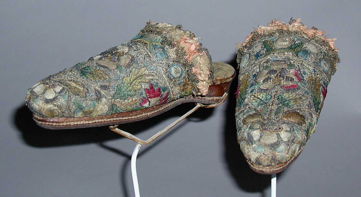 Early 17th century mules (linen, silk, metallic, leather) av English School