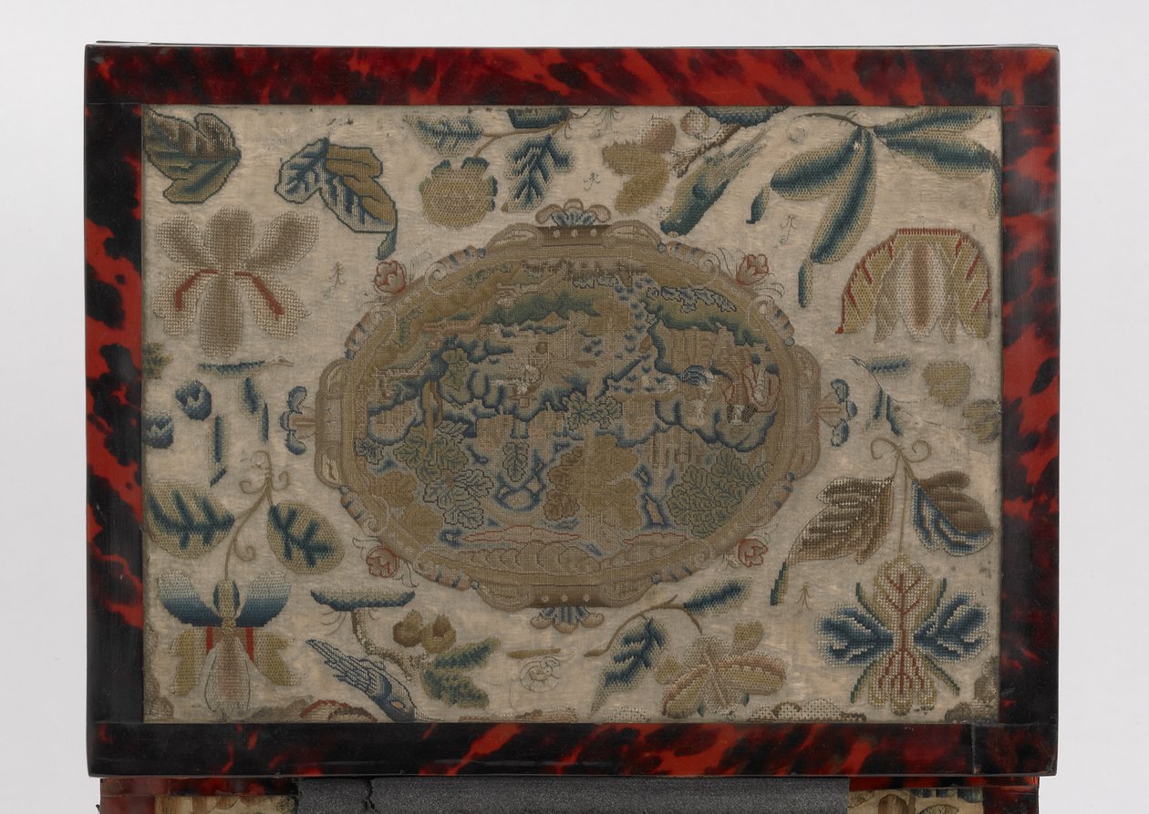 Brodert kiste, ca. 1660 (silke, lerret, tre, skilpaddeskall og sølvfester) av English School