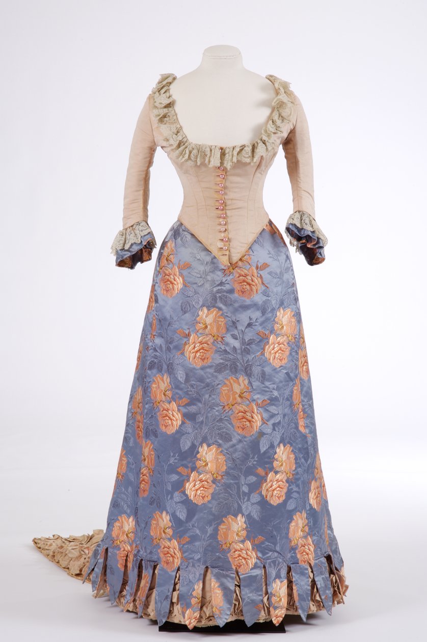 Aftenkjole, 1880-tallet (vevd silke, ribbet silke og brokade) av English School