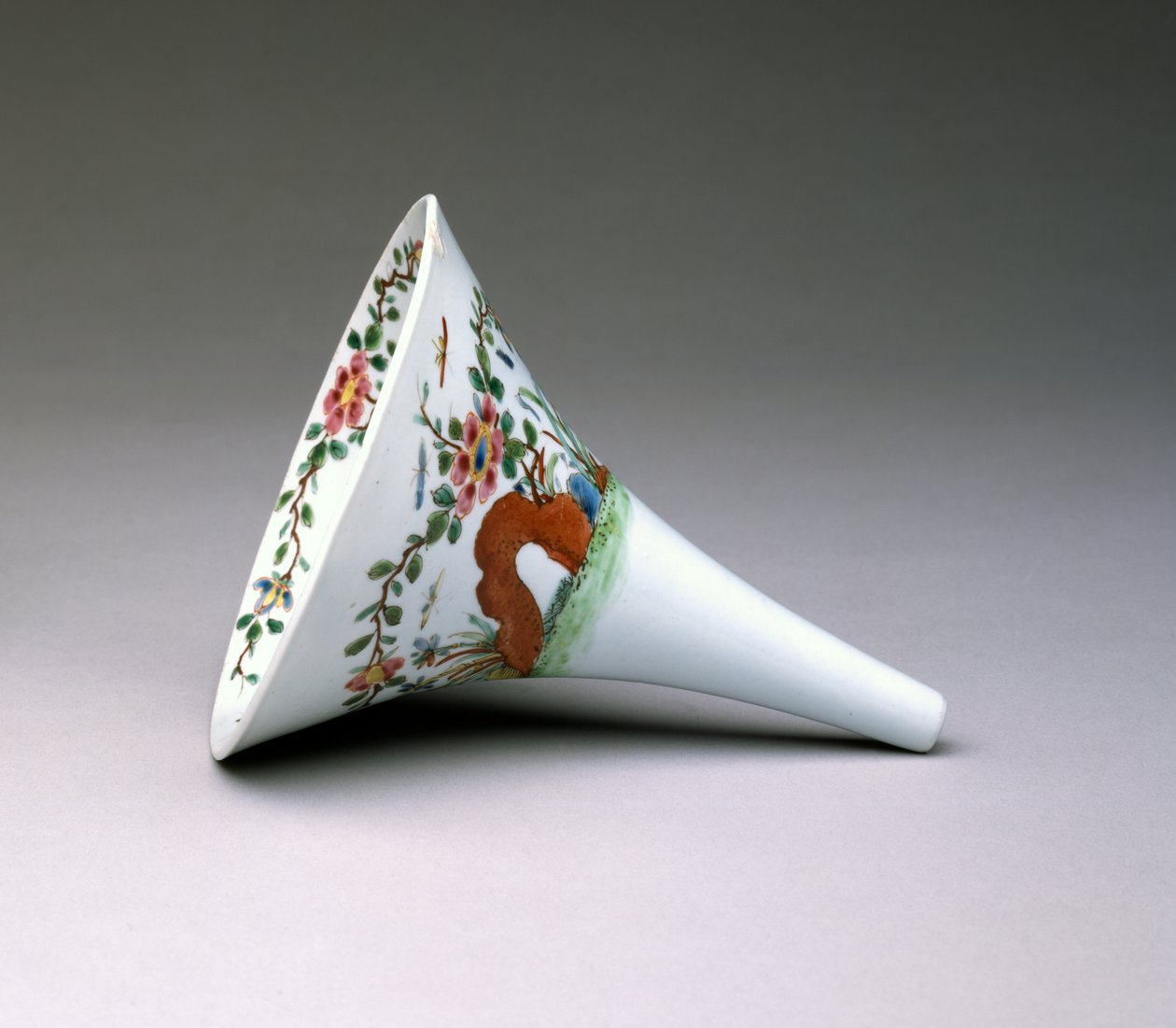 Famille Rose Wine Funnel, Worcester Porselen, 1753-55 (emaljert porselen) av English School