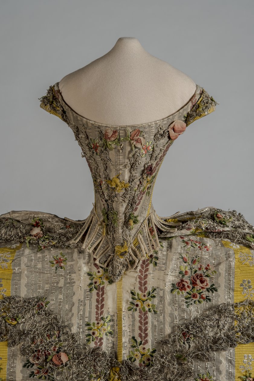 Mote dukkemantua (bodice) av English School