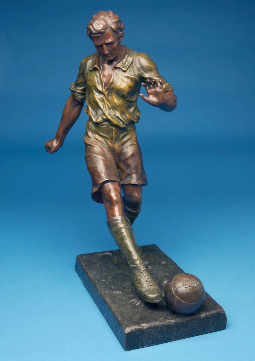Figur som sparker en ball (kaldmalt spelter) av English School