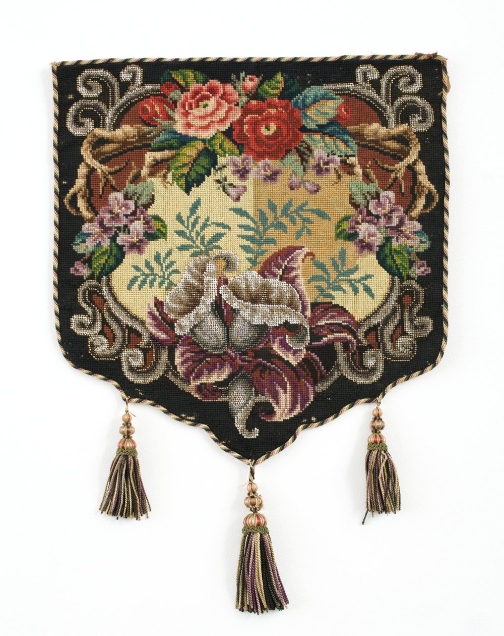 Brannskjermpanel, ca. 1850 (Berlin ulllerretspanel med perler og silkebakside) av English School