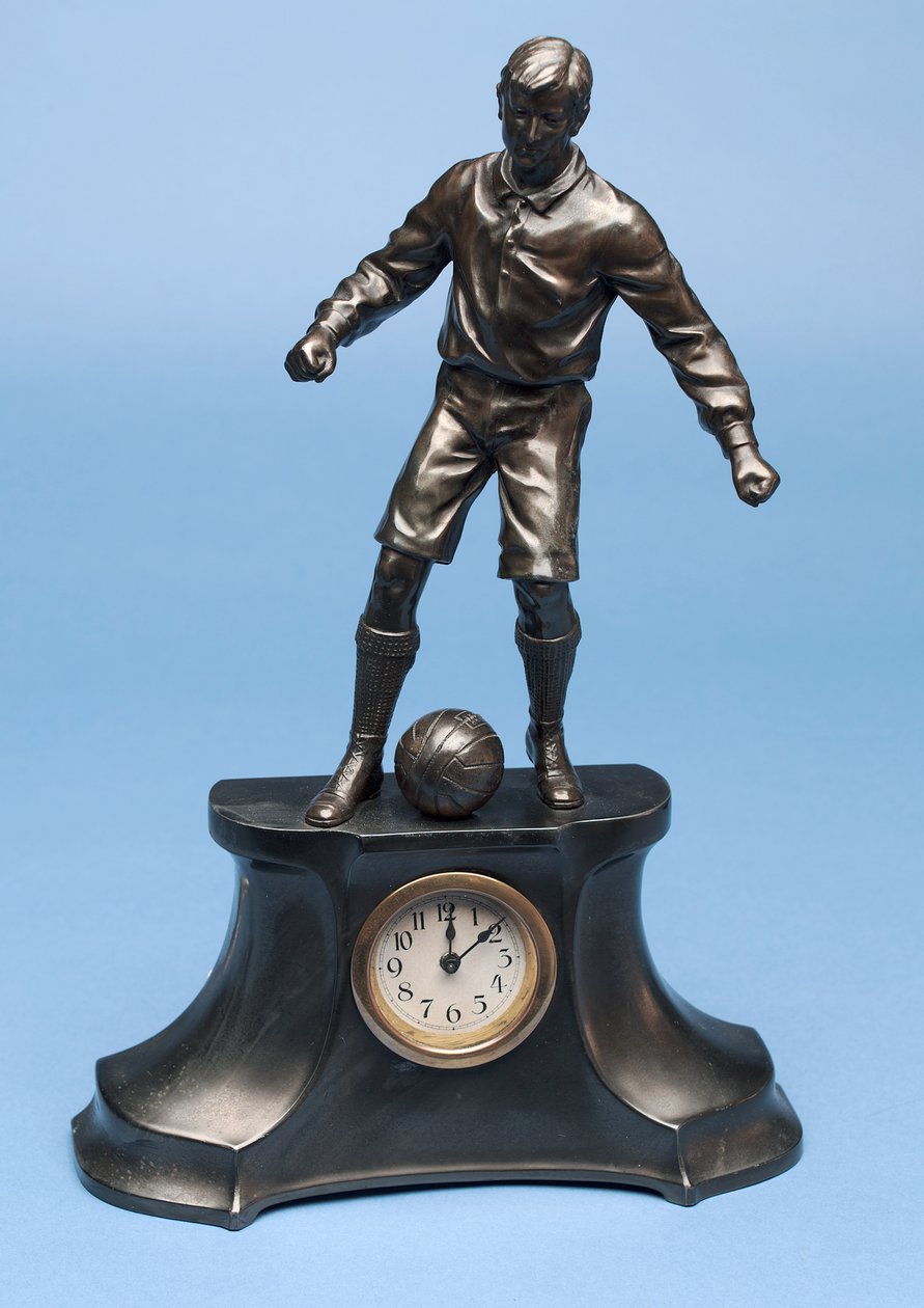 Fotballspiller, del av et klokkesett (malt spelter) (se også 315474-315475 og 315477) av English School