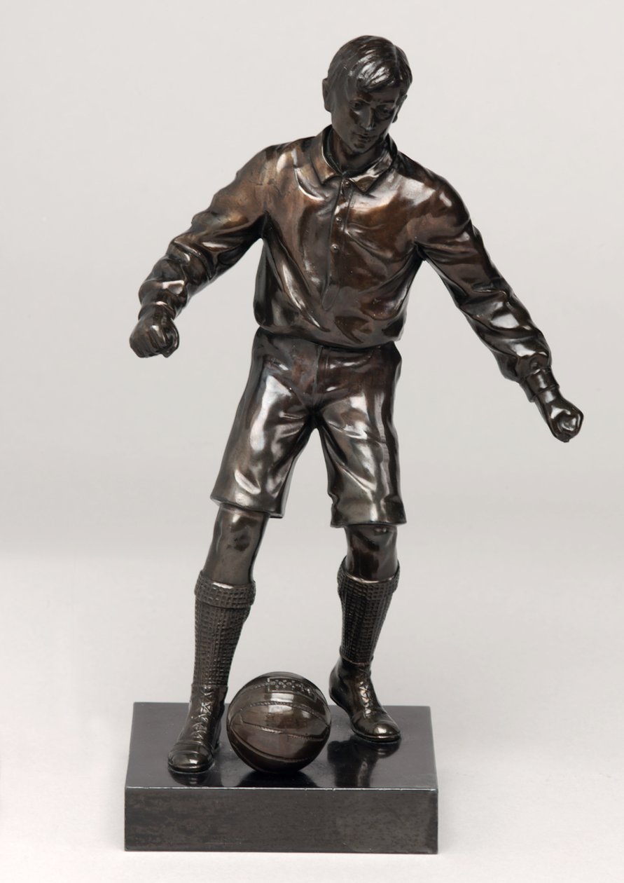 Fotballspiller, del av et klokkesett (malt spelter) (se også 315475-315477) av English School