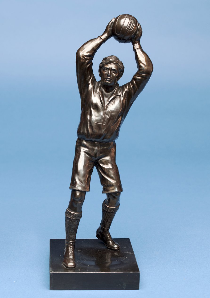 Fotballspiller, del av et klokkesett (malt spelter) (se også 315475 og 315476 -315477) av English School