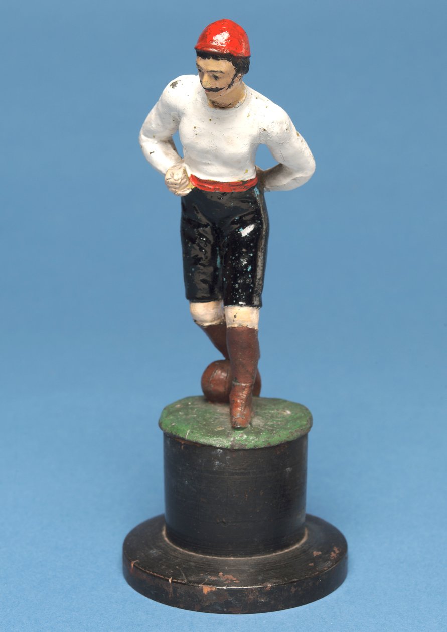 Fotballspiller med ballen ved føttene (håndmalt metall) av English School
