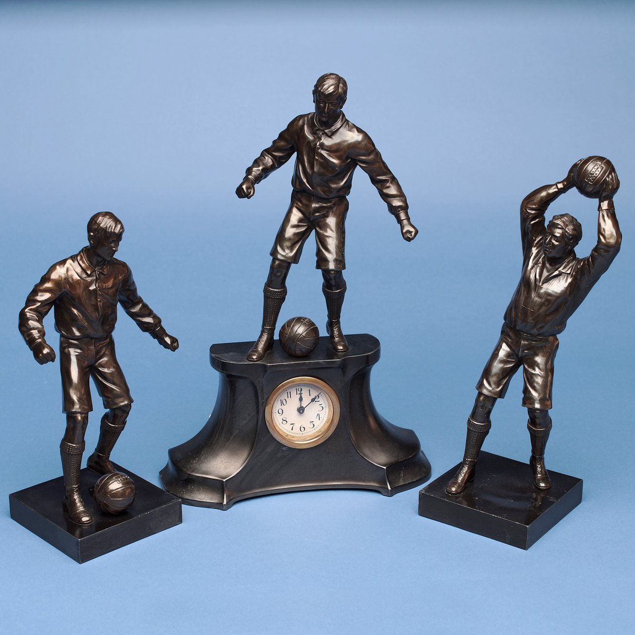 Fotballspillere, et klokkesett (malt spelter) (se også 315474-315476) av English School