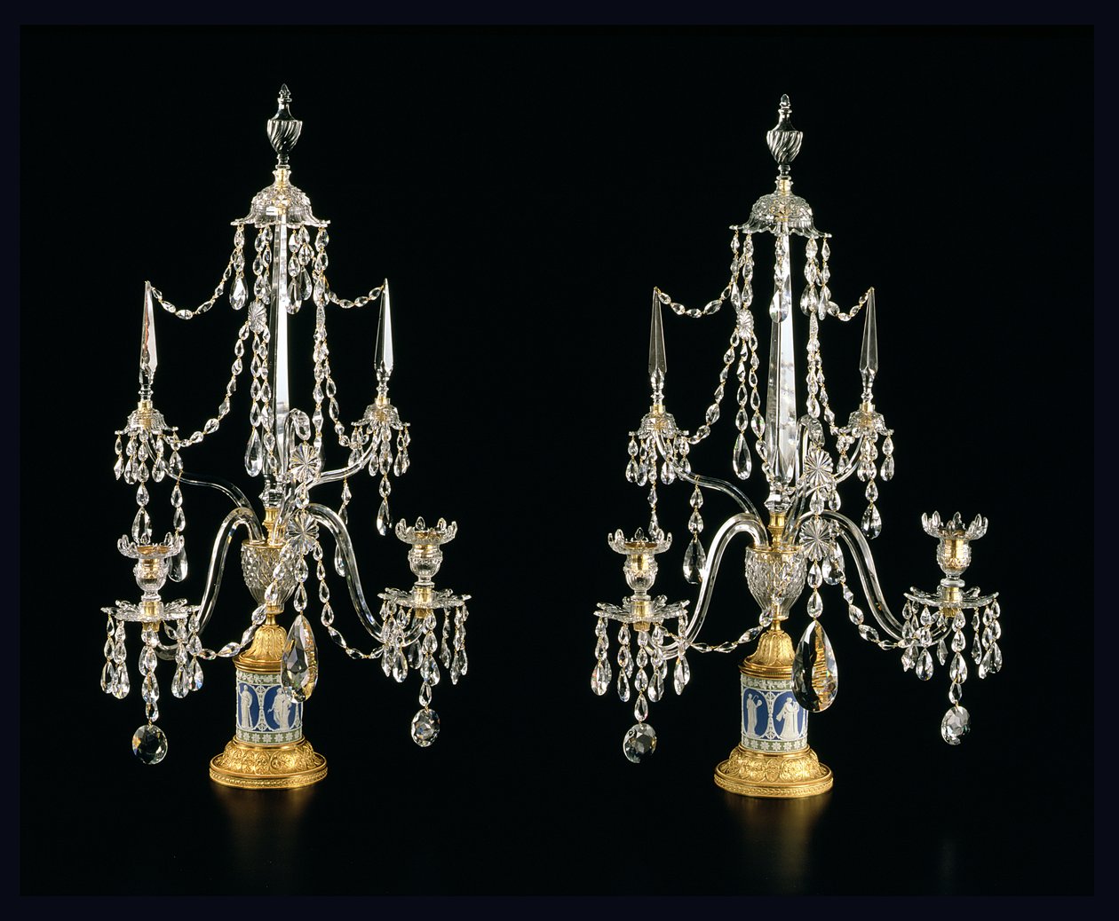 George III Candelabra, ca. 1790 (kuttet glass, ormolu og wedgwood jasperware) av English School