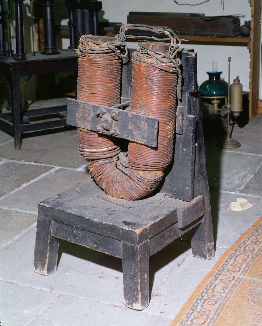Kjempeelektromagnet som tilhører Michael Faraday (1791-1867), ca. 1850 av English School