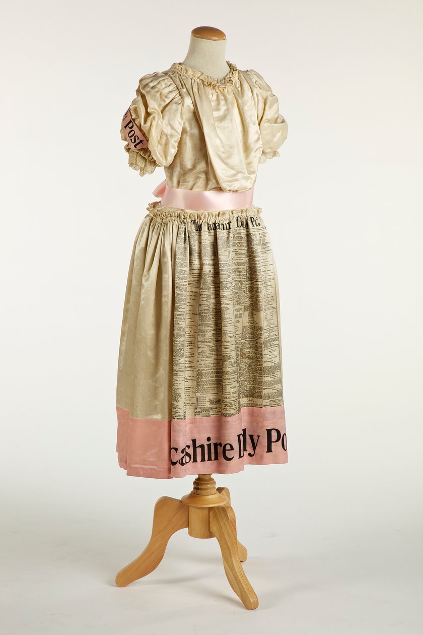 Kjole for jenter, 1897 (silke, bomull og sateng) av English School