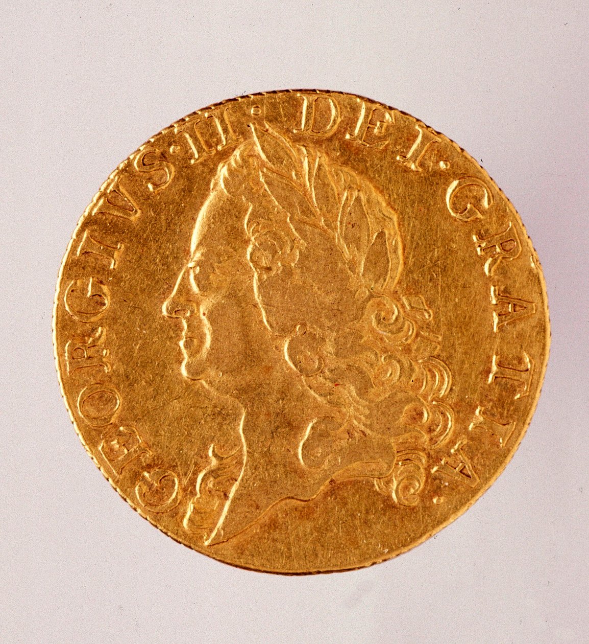 Gyldent engelsk Guinea (guinee), regjeringstid til kong George II (1714-1760) 1700-tallet. Diam. 2,5 cm Napoli, museo archeologico av English School