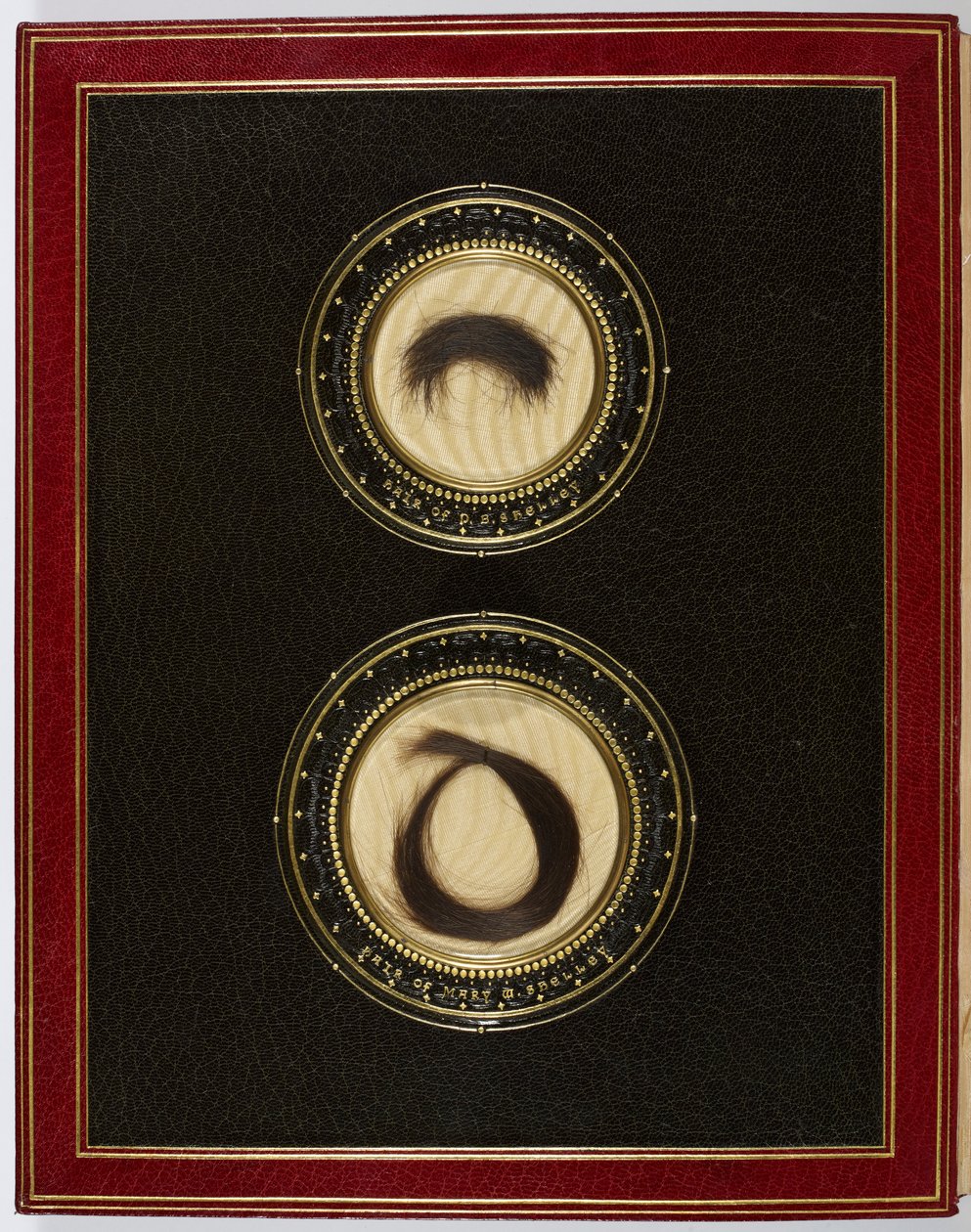 Innvendig frontdeksel, med hårlokker fra Percy Bysshe Shelley og kona Mary Shelley (blandet media) av English School