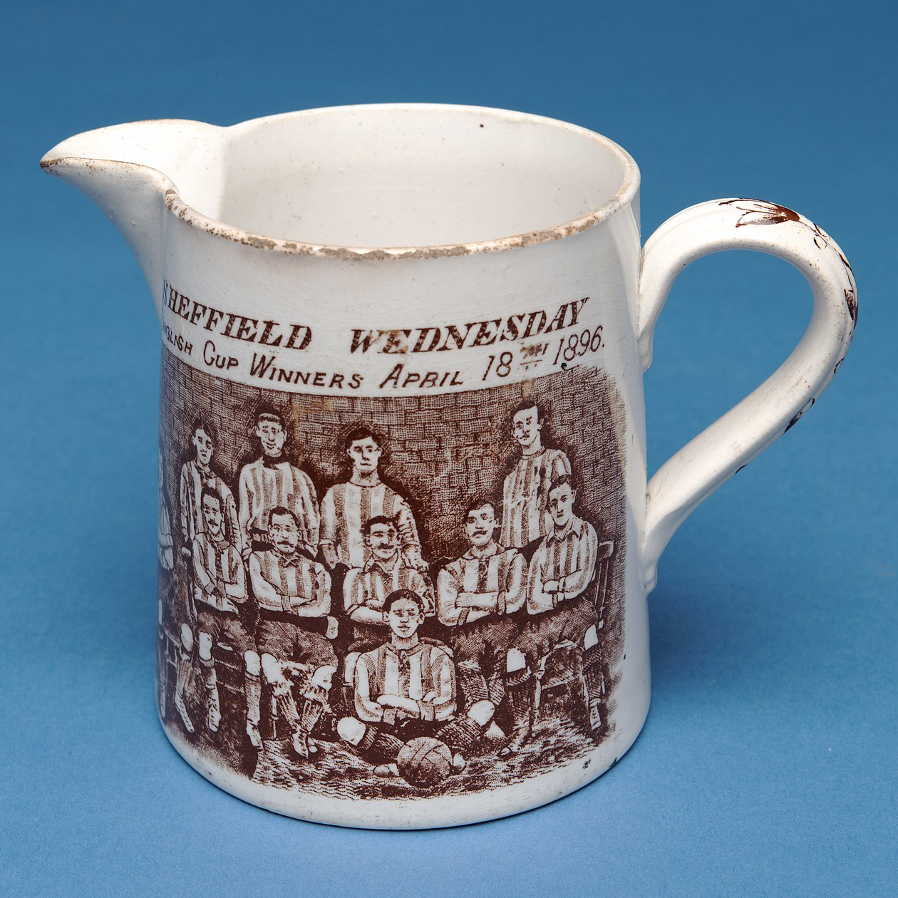 Kanne dekorert med Sheffield Wednesday-teamet, 1896 (keramikk) av English School