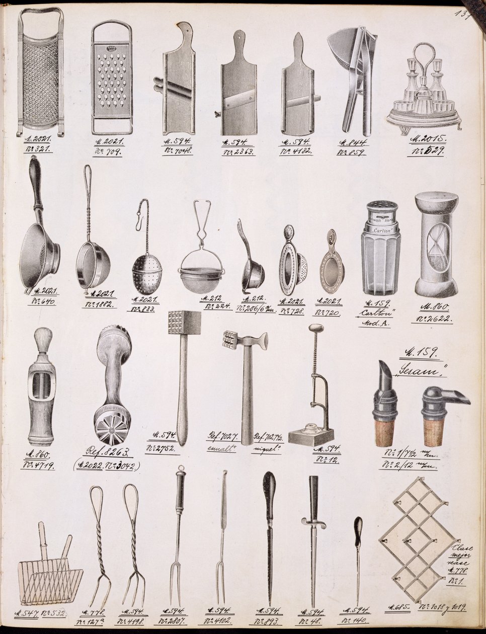 Kjøkkenutstyr, fra en handelskatalog over husholdningsvarer og tilbehør, ca. 1890-1910 av English School