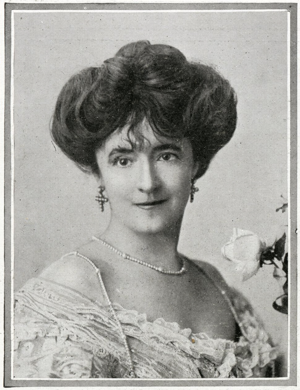 Lady Duff Gordon, detalj av Passengers på RMS Titanic, fra 'The Sphere', 27. april 1912 (litho) (se også 450780) av English School