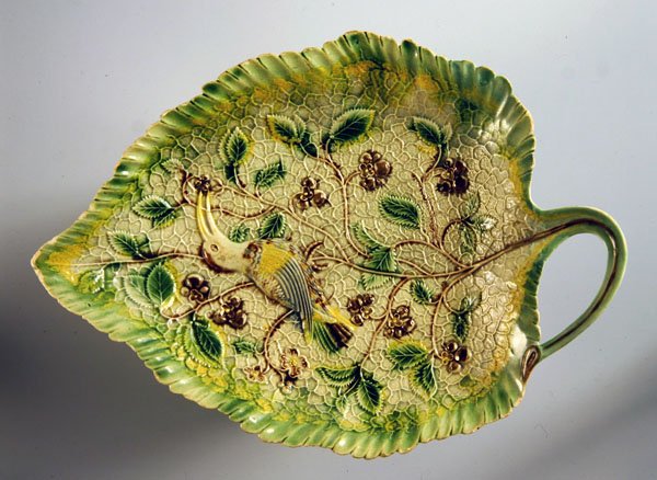 Bladformet fat dekorert med vinranker og eksotisk fugl, 1760-70 (keramikk) av English School
