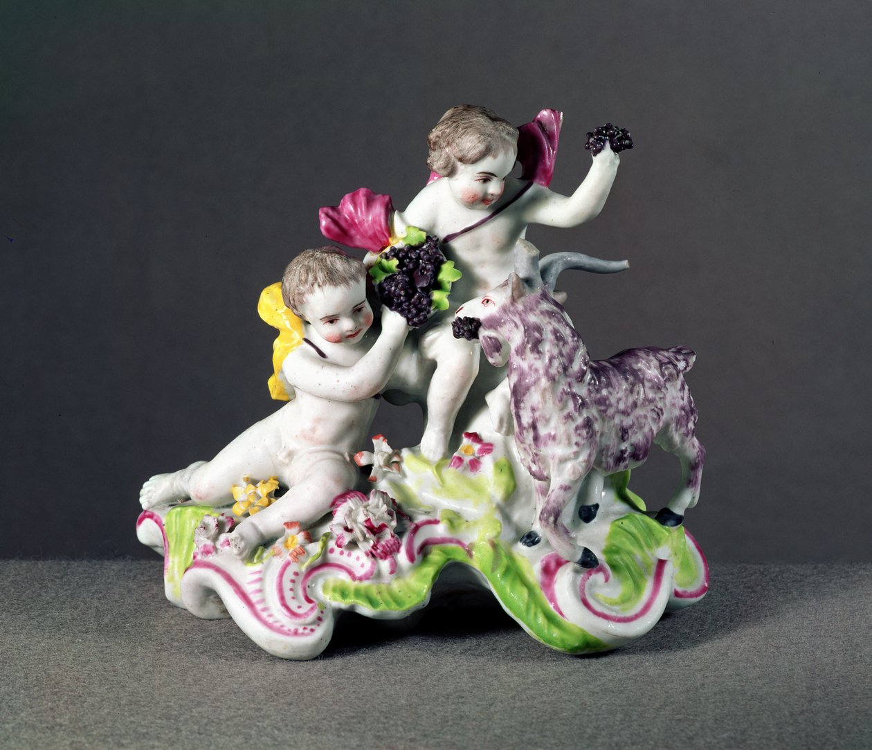 Longton Hall-gruppen, to putti med geit, ca. 1755 (porselen) av English School
