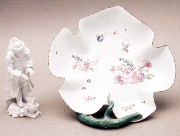 Longton Hall-bladfat, Trembly Rose, 1755, og figur av Winter, 1758 (porselen) av English School