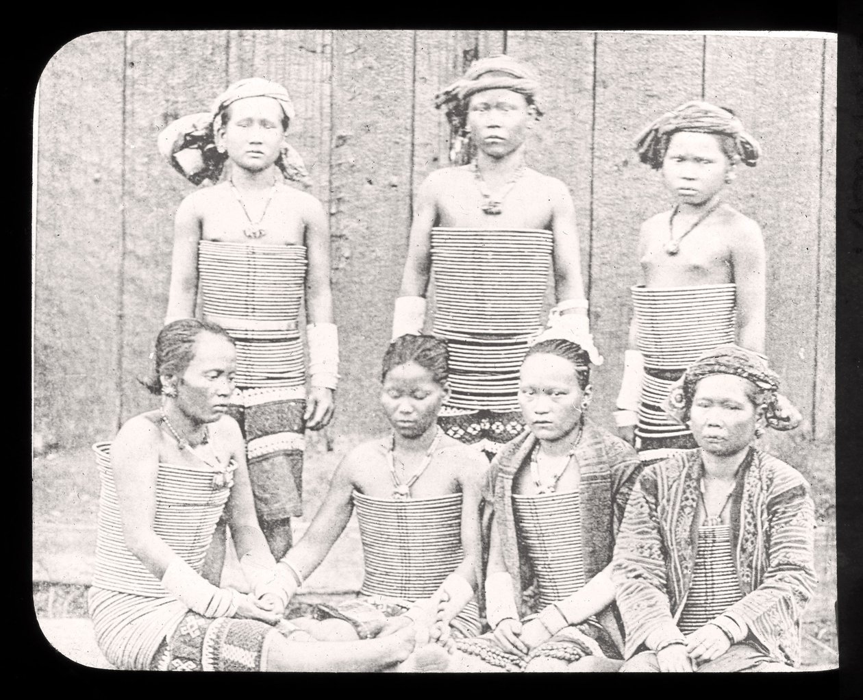 Magisk lyktlysbilde som viser kvinner fra havets Dyas-stamme, Borneo ca. 1900 av English School