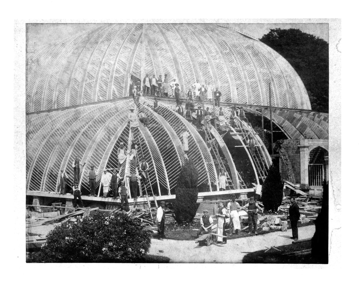 Reparerer Great Conservatory i Chatsworth, Derbyshire på slutten av 1800-tallet av English School