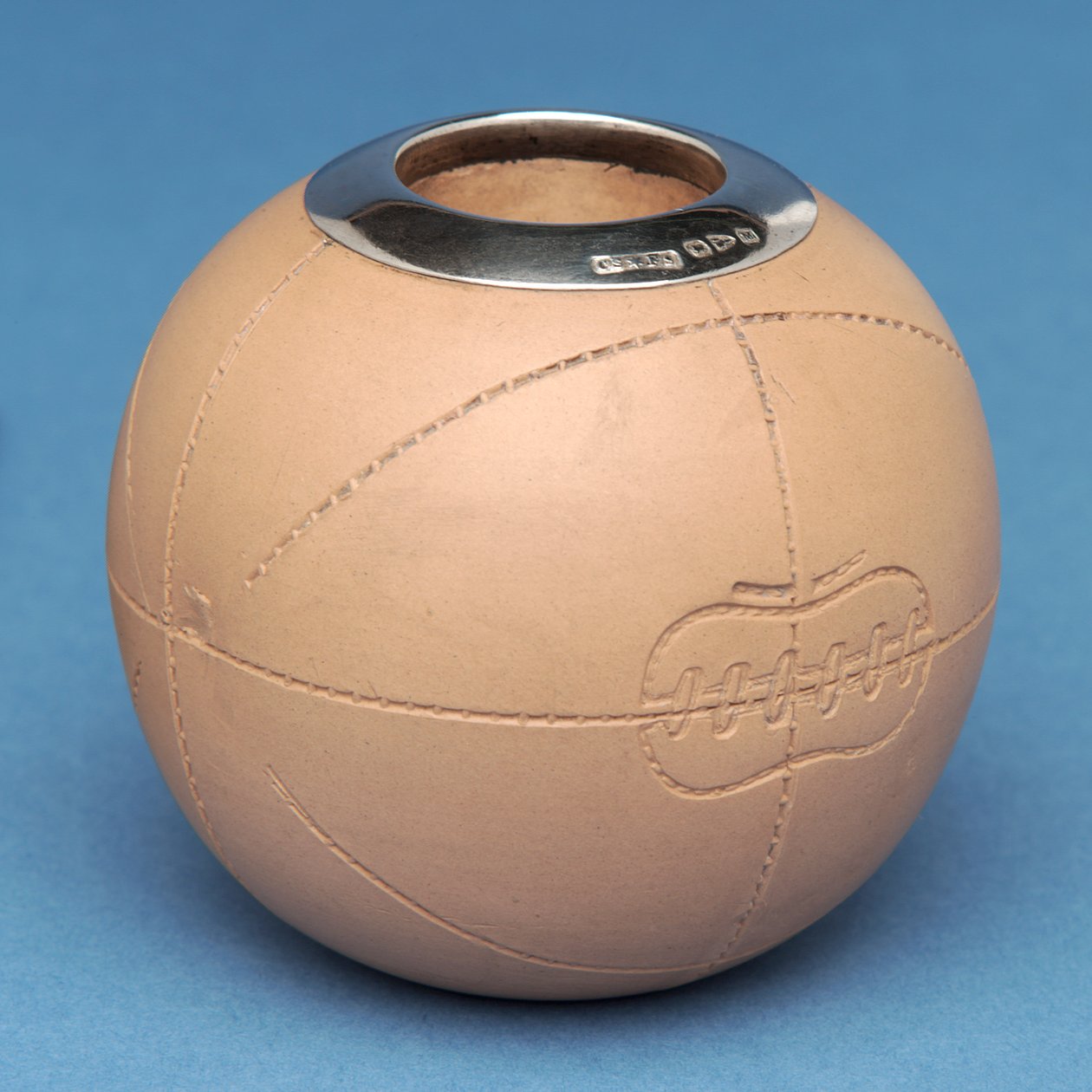 Fyrstikkholder i form av en fotball, Doulton & Co., Lambeth (keramikk) av English School