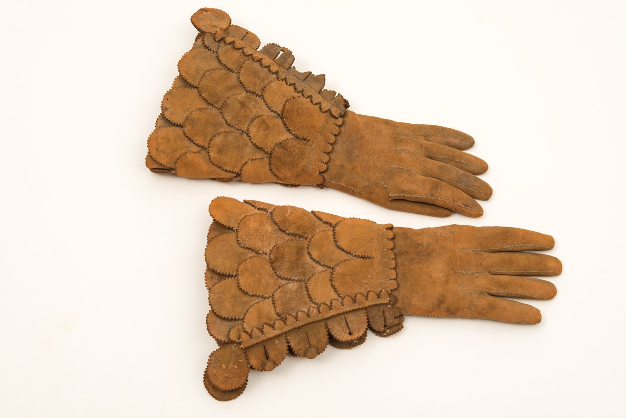 Pansrede skinnhansker for menn, ca. 1600-50 (heavy buff leather) av English School