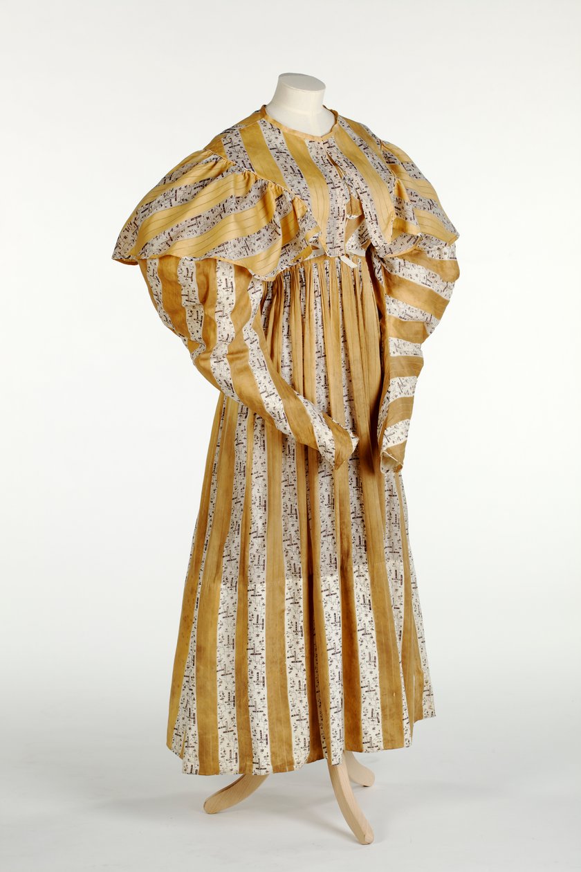 Muslinkjole med abstrakt lilla mønster trykt i gul og hvit vertikal stripedesign, ca. 1820-30 (bomull) av English School