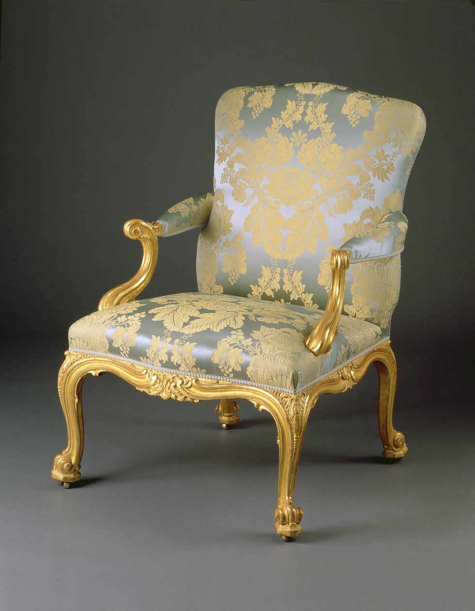 En fra et sett med fire George III lenestoler, ca. 1765 (utskåret forgylt tre og møbeltrekk) av English School