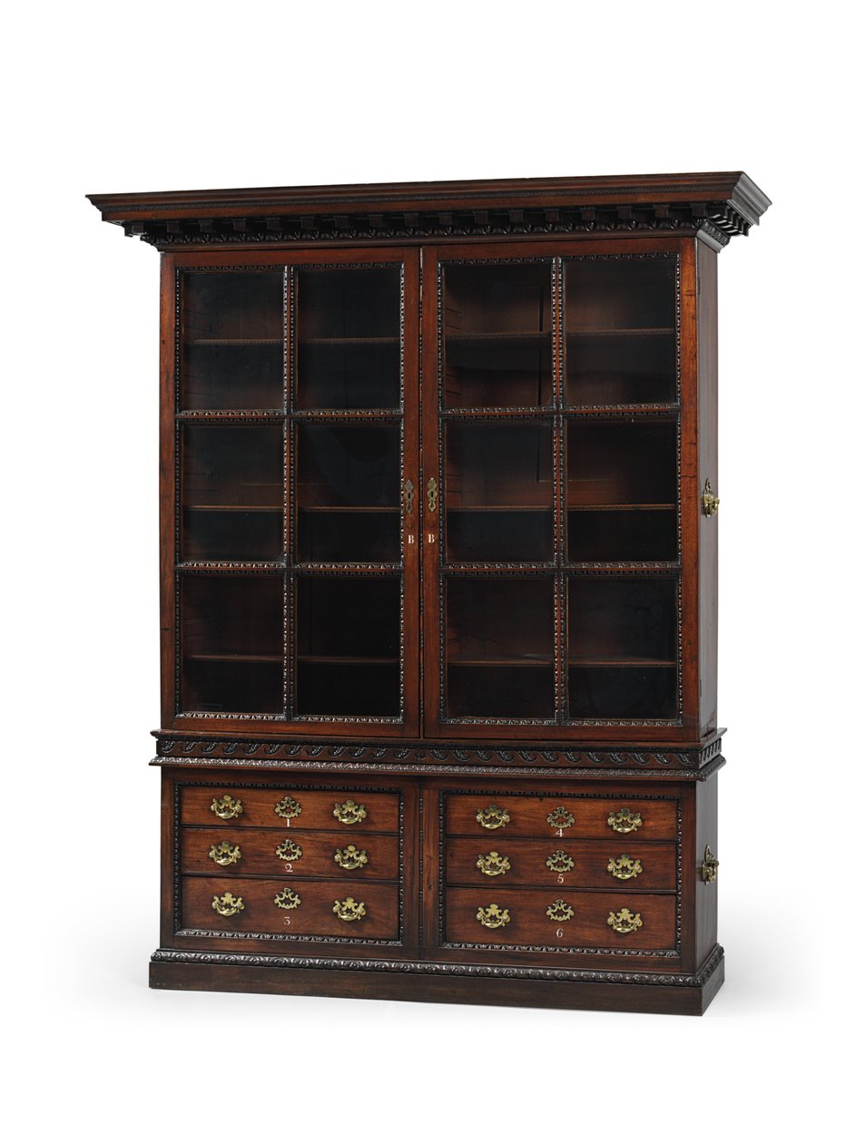 En av et par George II-biblioteksbokhyller, ca. 1750 av English School