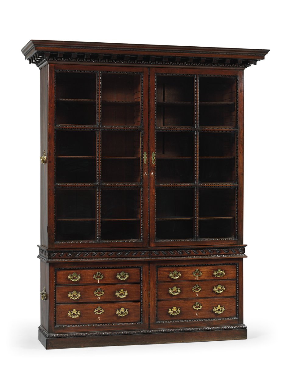 En av et par George II-biblioteksbokhyller, ca. 1750 av English School