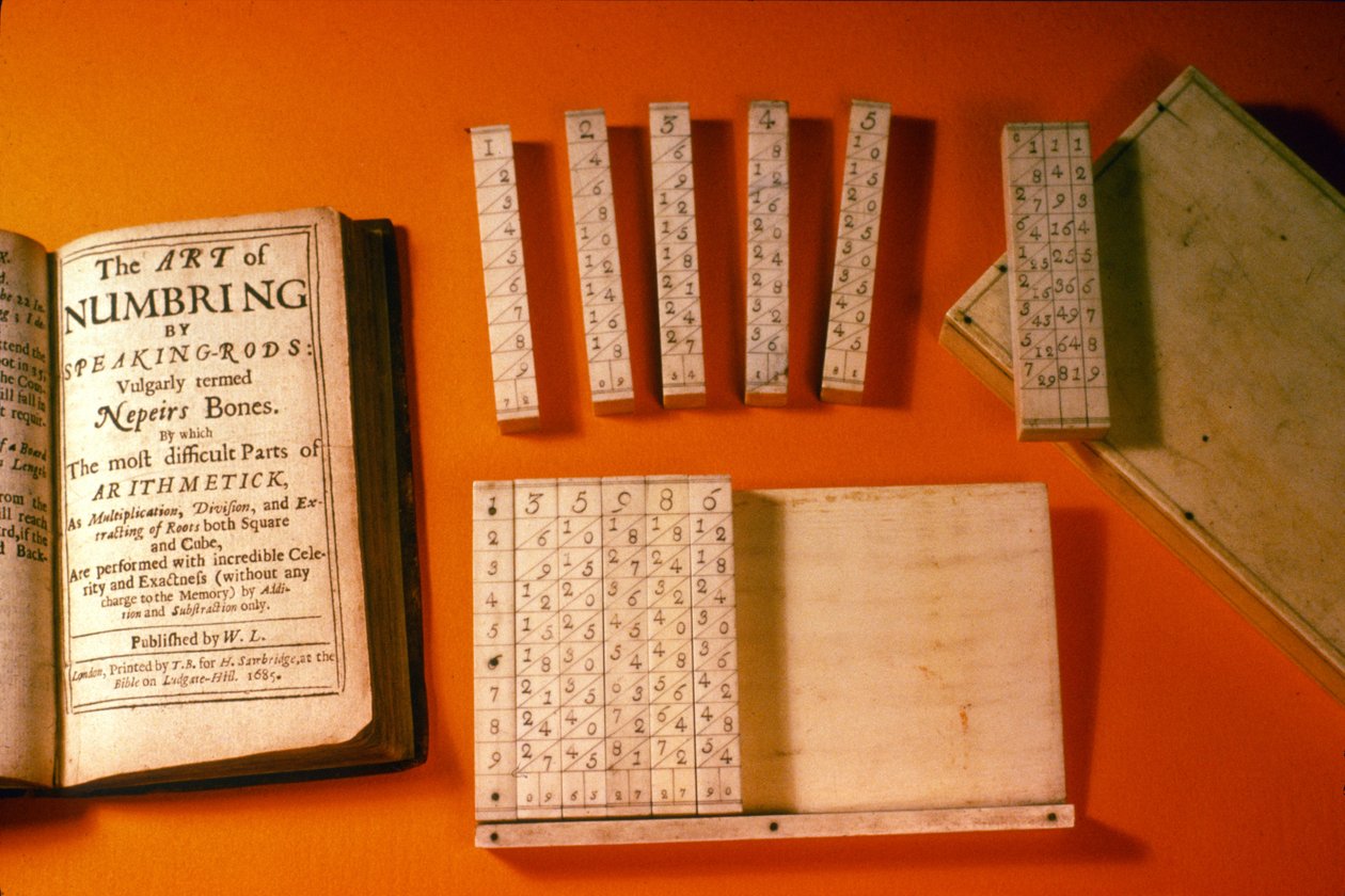 Originalt sett med Napiers Bones med montert etui og moderne publikasjon, 1685 (buksbom) av English School