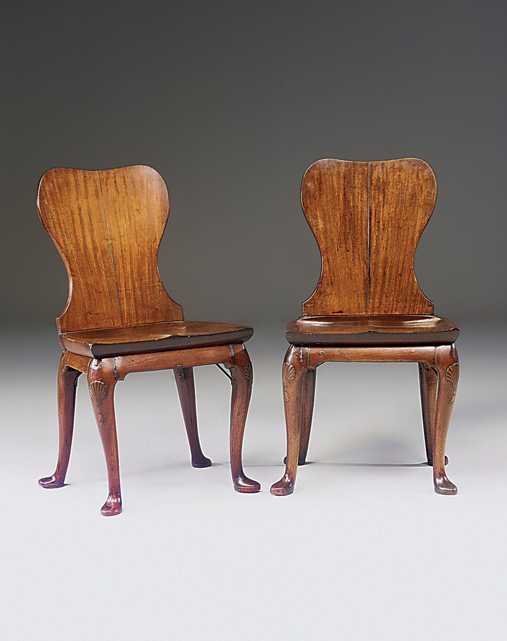 Par George II hall-stoler, ca. 1730 av English School