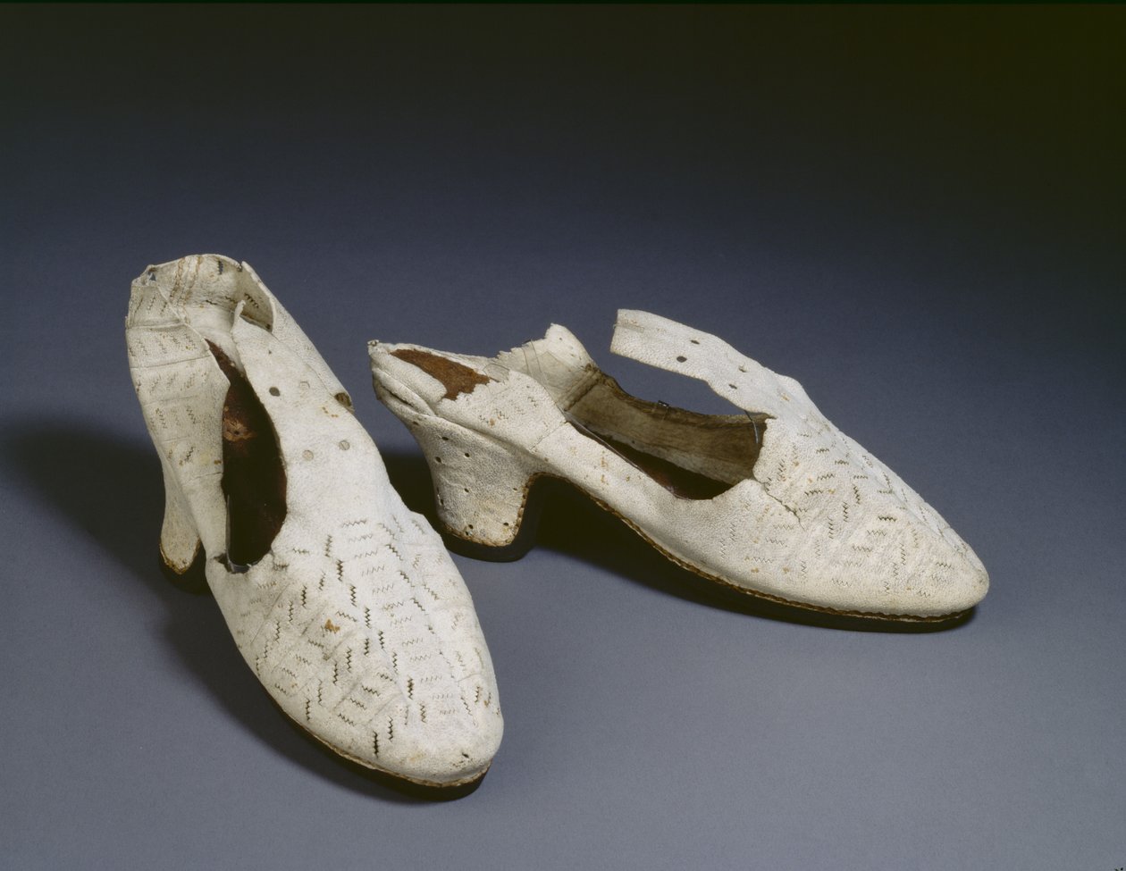 Et par hvite sko, ca. 1590-tallet (semsket skinn) av English School