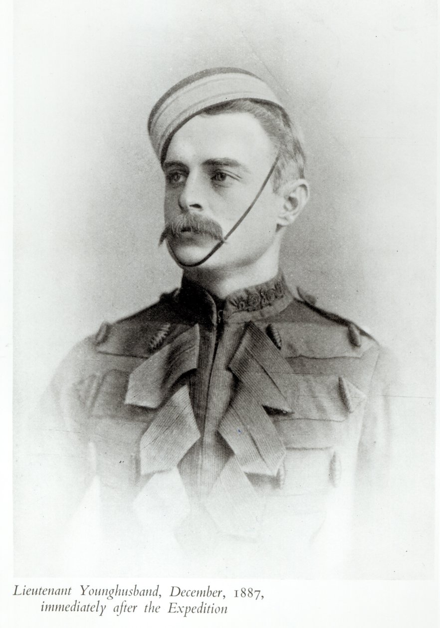 Fotografi av Sir Francis Younghusband (1863-1942) i 1887 fra 