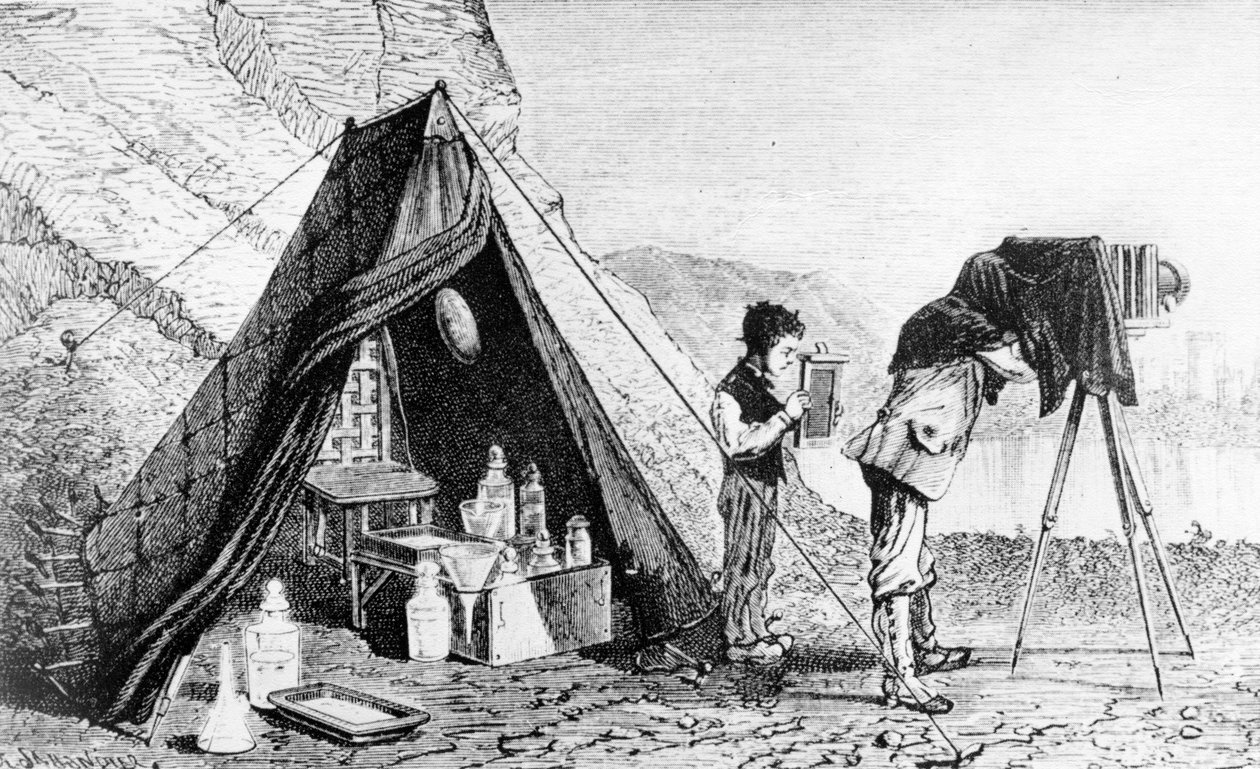 Fotografering utenfor studioet før introduksjonen av fotografiske tørre plater, rundt 1870 av English School