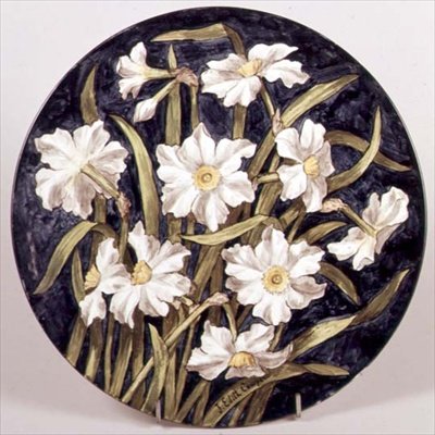 Tallerken malt av Edith Cowper for Howell & James, med narcissi utstilt på Paris-utstillingen av English School