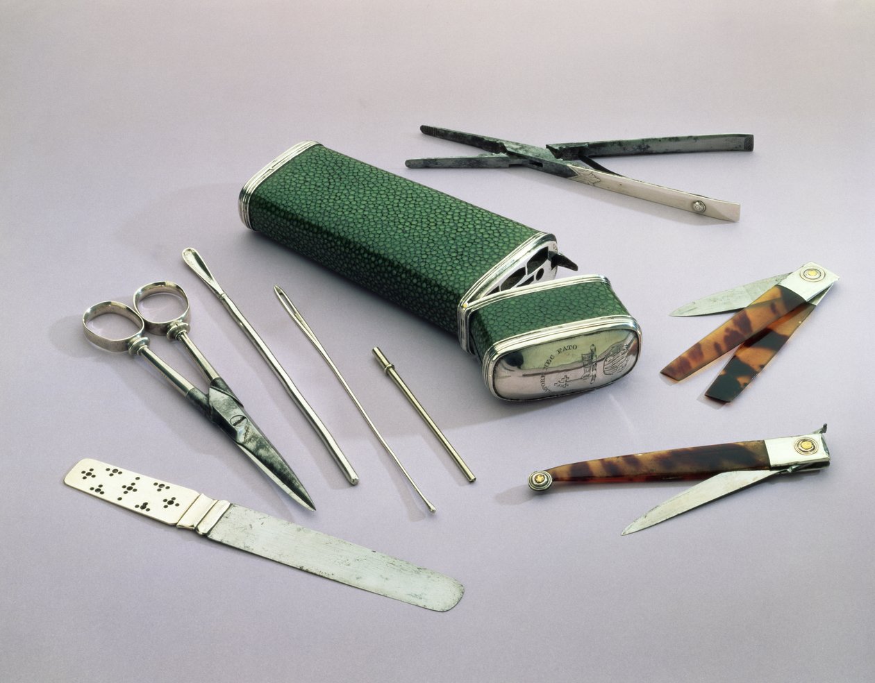 Pocket Etui, som inneholder kirurger instrumenter for mindre operasjoner (shagreen, sølv, stål og skilpaddeskall) av English School