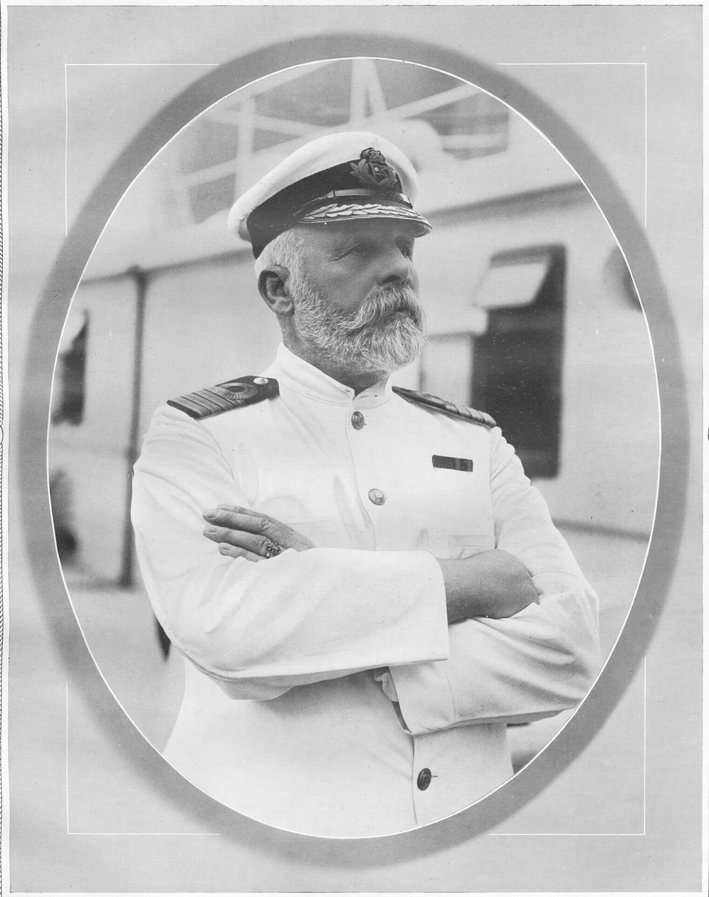 Portrett av og hyllest til kommandør Edward J. Smith, kaptein for White Star Liner RMS Titanic, fra 'The Sphere', 27. april 1912 (litho) (detalj av 450794) av English School
