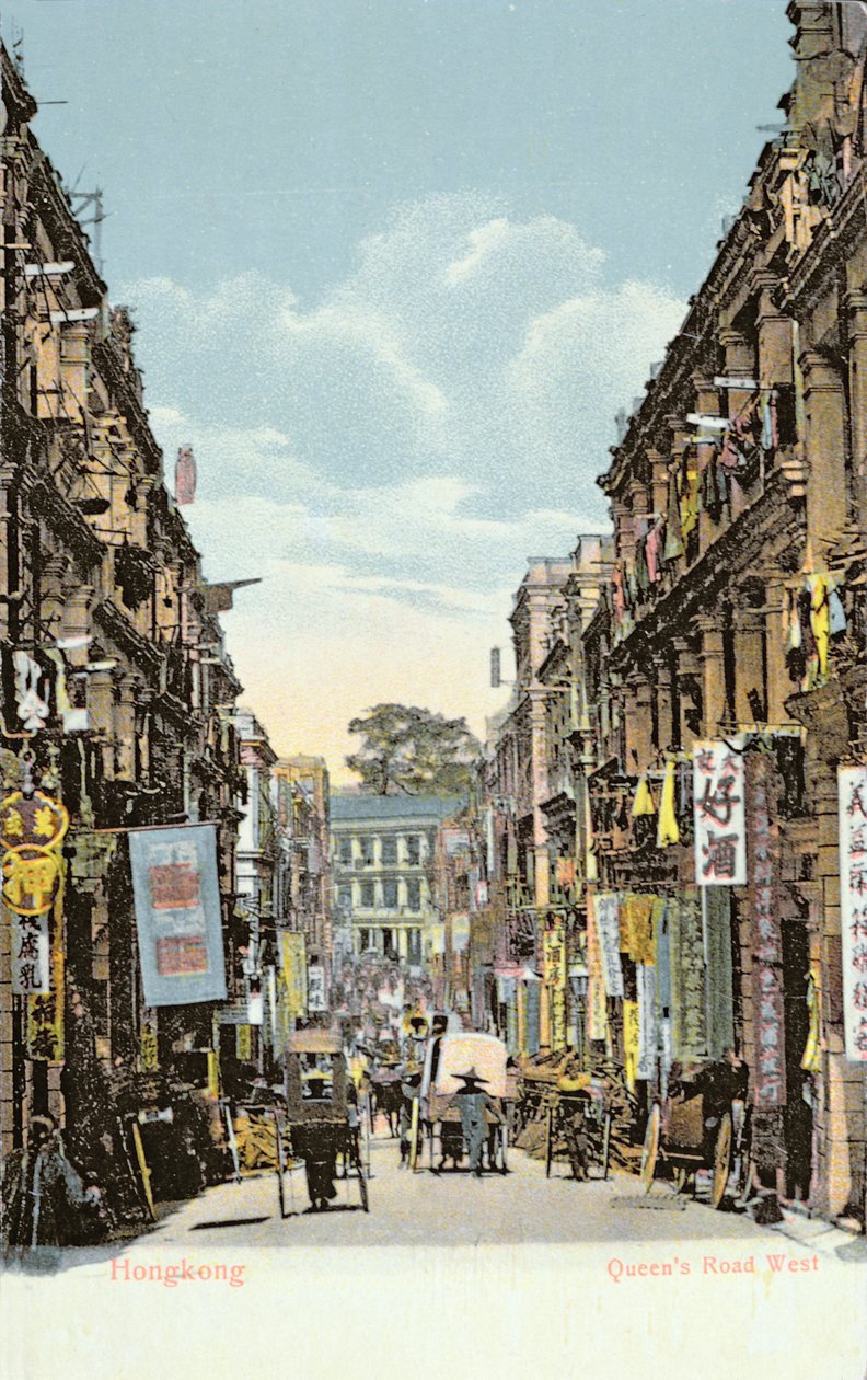 Postkort som viser Queens Road West, Hongkong, ca. 1900 av English School