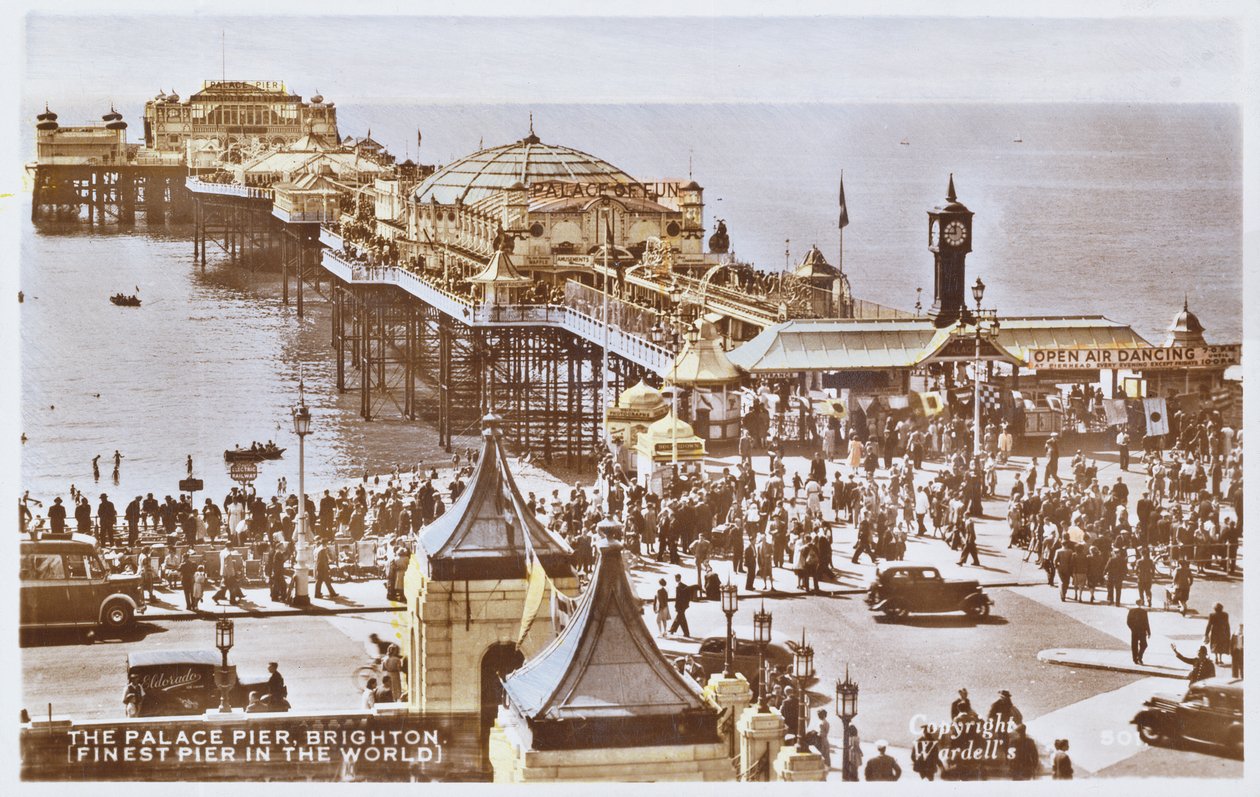 Postkort som viser Palace Pier i Brighton (etter et farget bilde) av English School