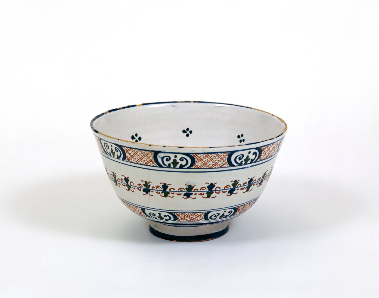 Punchbolle, laget i London eller Bristol, ca. 1620-30 (tinnglasert keramikk) av English School